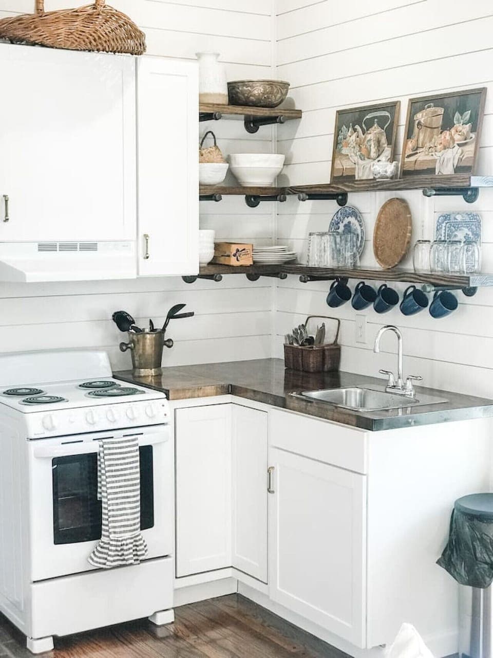 The loveliest most charming cottage in allll of Columbia. We were in love from the walk way up. The most beautiful touches throughout. You get MORE than u pay for. And Bonnie is an EXCELLENT HOST ❤️ - Lilibeth - Aug. 2021-