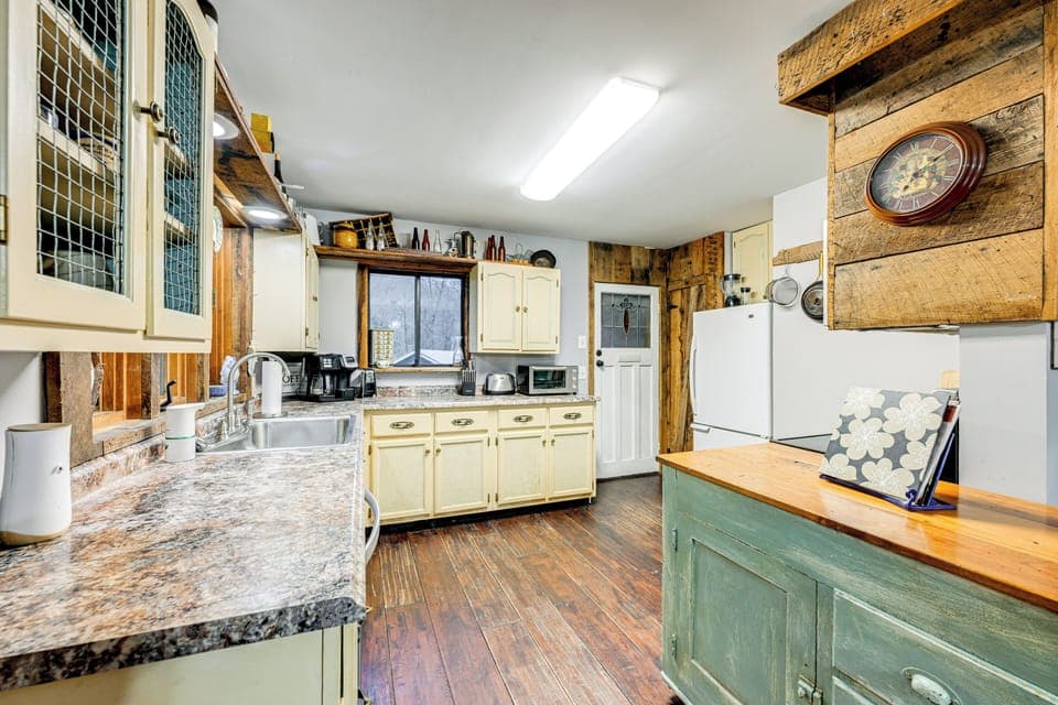 Kitchen | Blender | Slow Cooker | 1st Floor