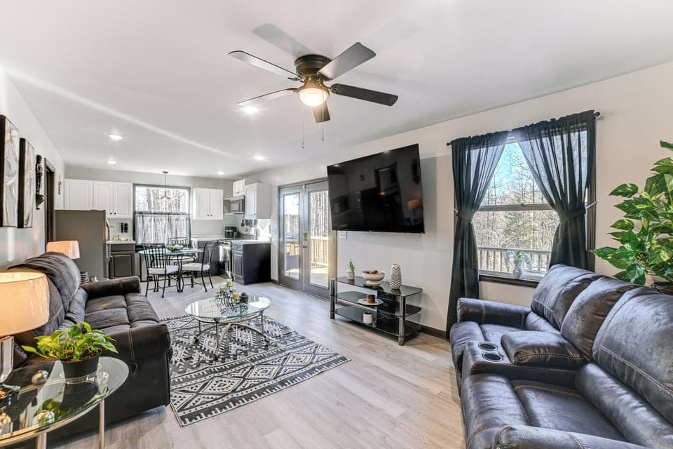 Living Room | Free WiFi | Central A/C & Heat | Smart TV