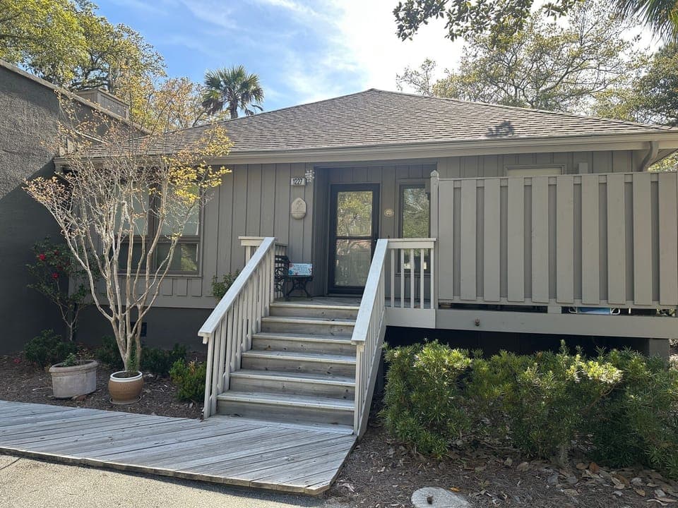 Clean and well-maintained with no guests above or below.