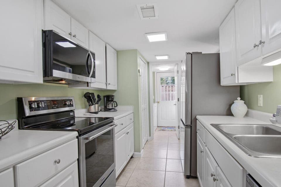 Full Kitchen w/ Stainless Steel Suite - 2025