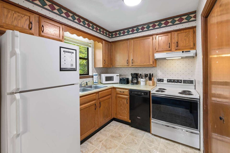 With warm lighting, modern amenities, and a touch of mountain charm, it’s more than just a kitchen, it’s where vacation memories are made.