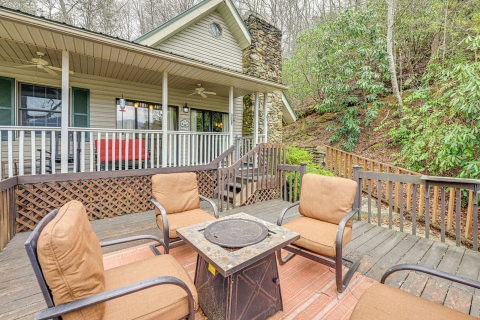 Almond Vacation Rental | 3BR | 2BA | 2,400 Sq Ft | Stairs Required