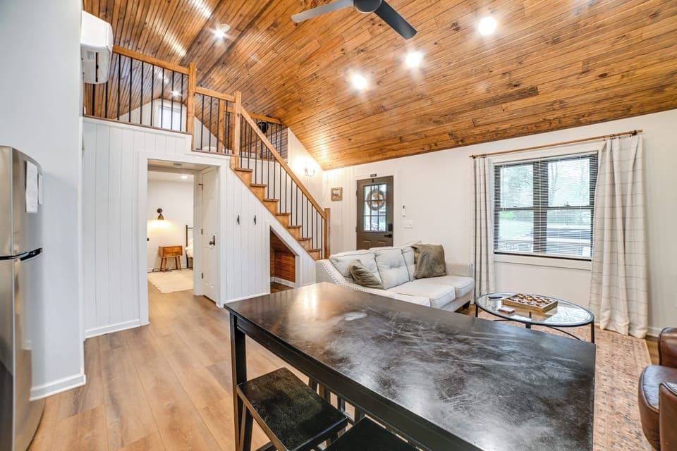 Dining Area | Dishware/Flatware Provided | 1st Floor