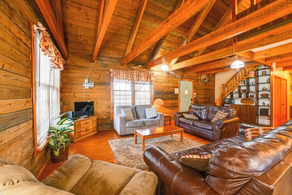 Springville Vacation Rental | 2BR | 2BA | 2,000 Sq Ft | Stairs Required