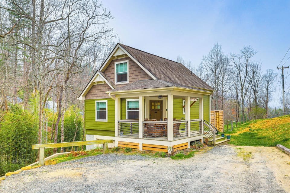 Hendersonville Vacation Rental | 2BR | 2BA | 900 Sq Ft | 4 Steps to Enter