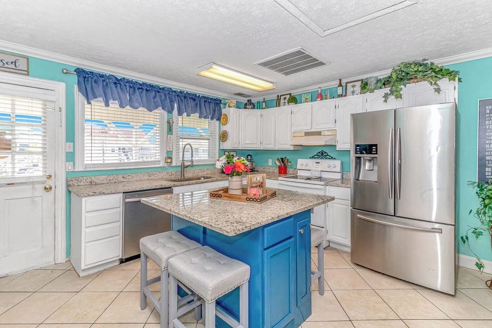 Spacious and well-stocked kitchen with island...perfect for entertaining!