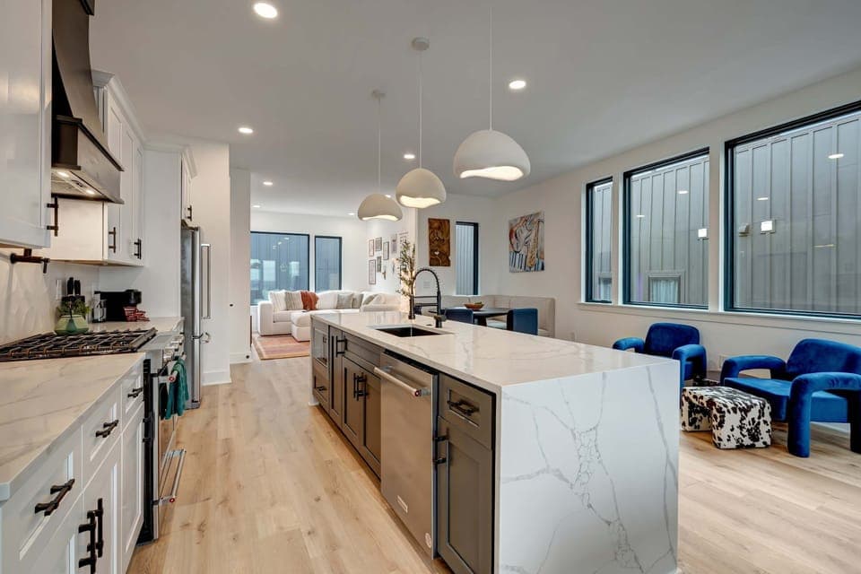 Step into this elegant kitchen, designed for the ultimate culinary experience! With a spacious layout and chic decor, it's perfect for your Nashville vacation. Book now with Misfit Homes and make your getaway unforgettable!