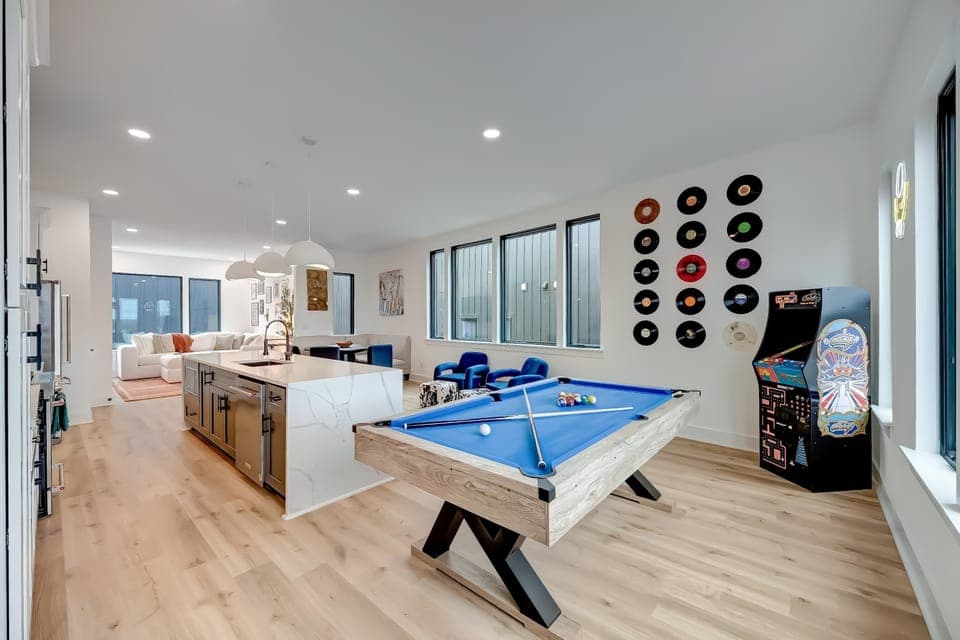 Unwind in this stylish Nashville getaway featuring a game room complete with a pool table and vintage arcade! Perfect for large groups or a fun bachelorette retreat. Experience the vibrant Music City with Misfit Homes—book now!