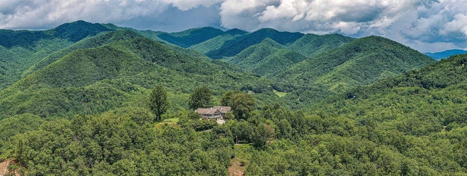 Scenic Retreat: Embrace nature's beauty with breathtaking mountain views at your getaway!