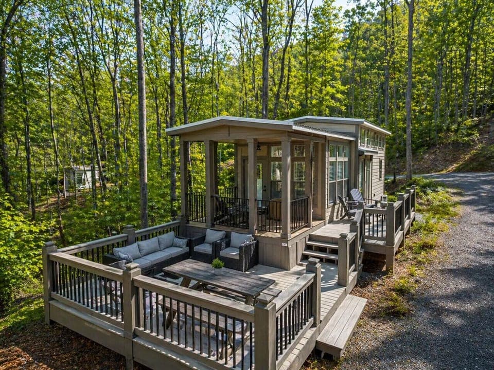 Secluded tiny home with private deck, surrounded by North Georgia woods