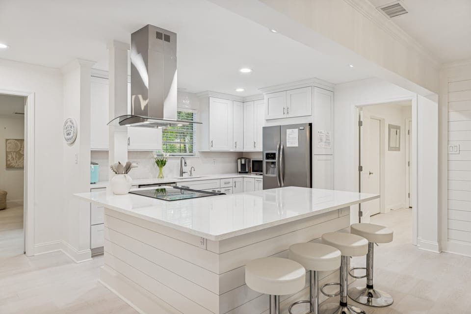 The well-equipped kitchen has everything you need for family meals.