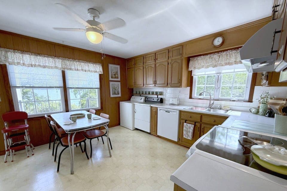 Spacious kitchen to meet all of your needs