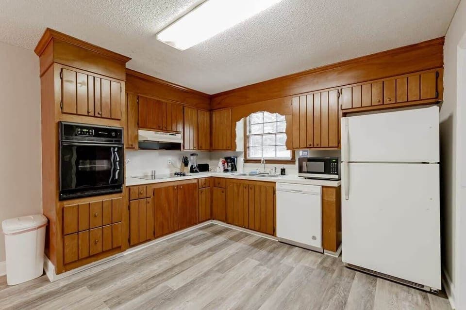 Full kitchen