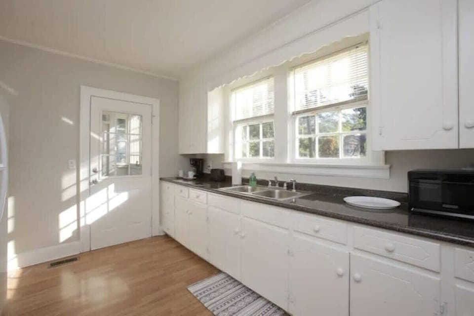 Full kitchen