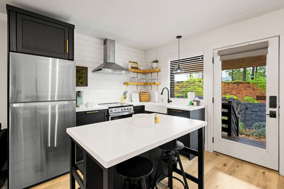 Suite E: Fully equipped kitchen.
