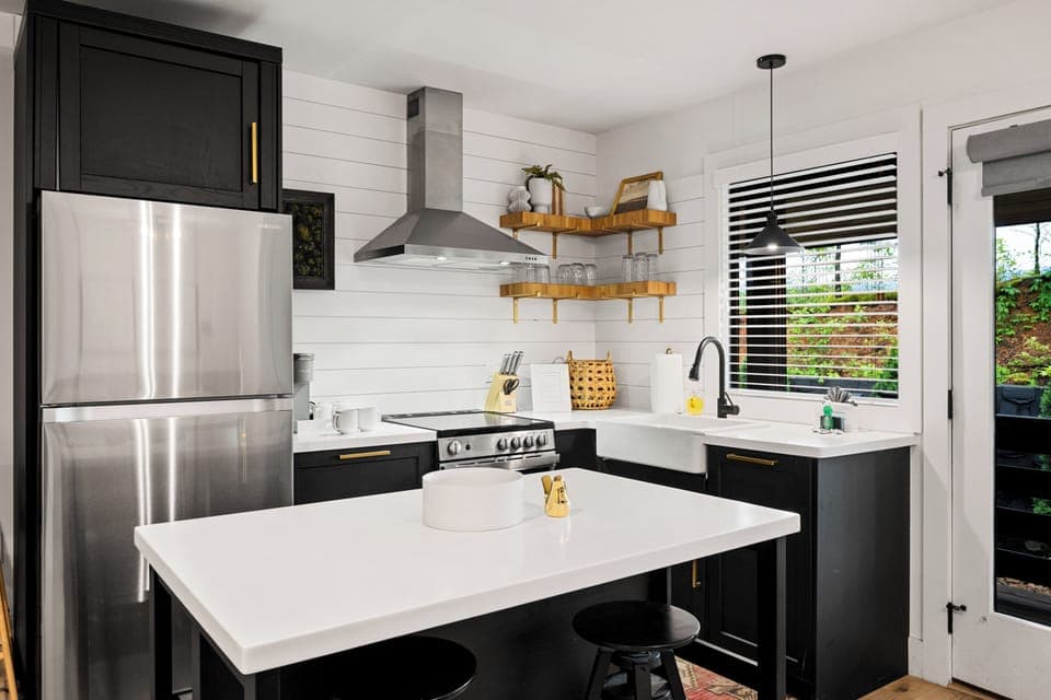 Kitchen. (Suite D)