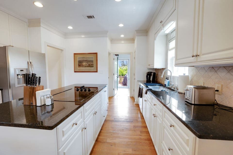 Bright and modern kitchen, perfect for culinary creations!