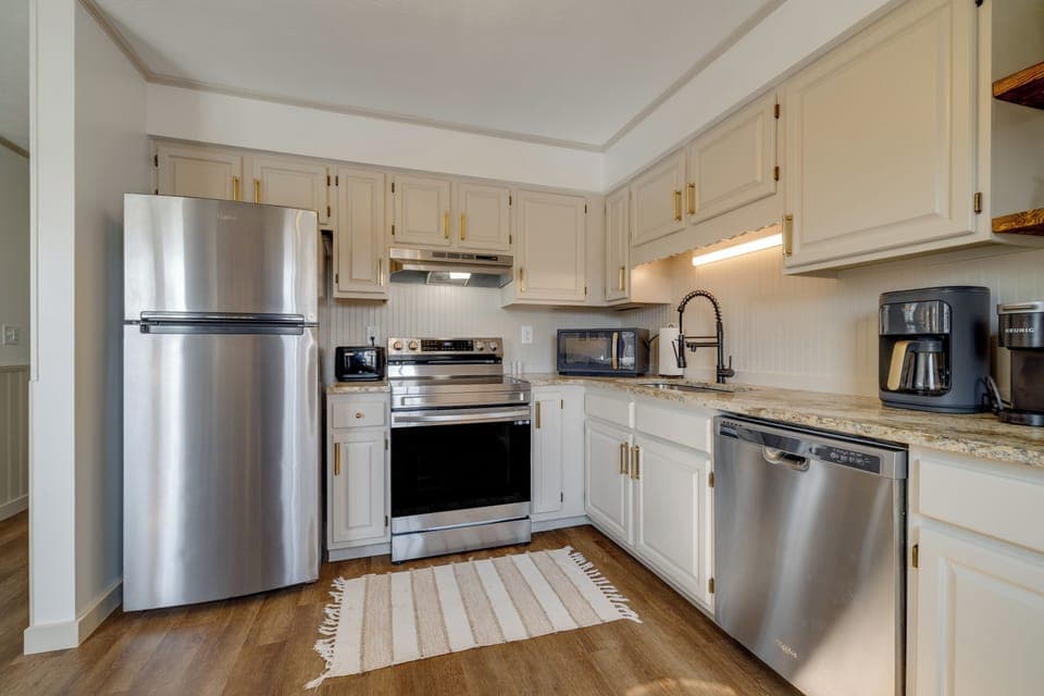 Full kitchen, stainless steel appliances, granite counter tops