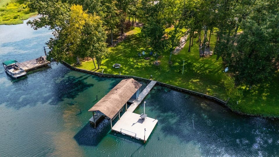 IMPORTANT: Lake area by the dock is shallow (only a few feet deep). Perfect for kayaking, but not for swimming. Book only if you’re comfortable with limited water depth.