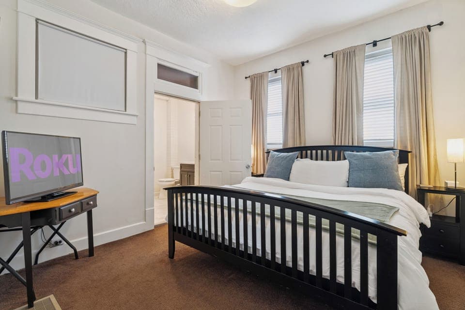 Bedroom - Downstairs King Bed w/ en suite bathroom 