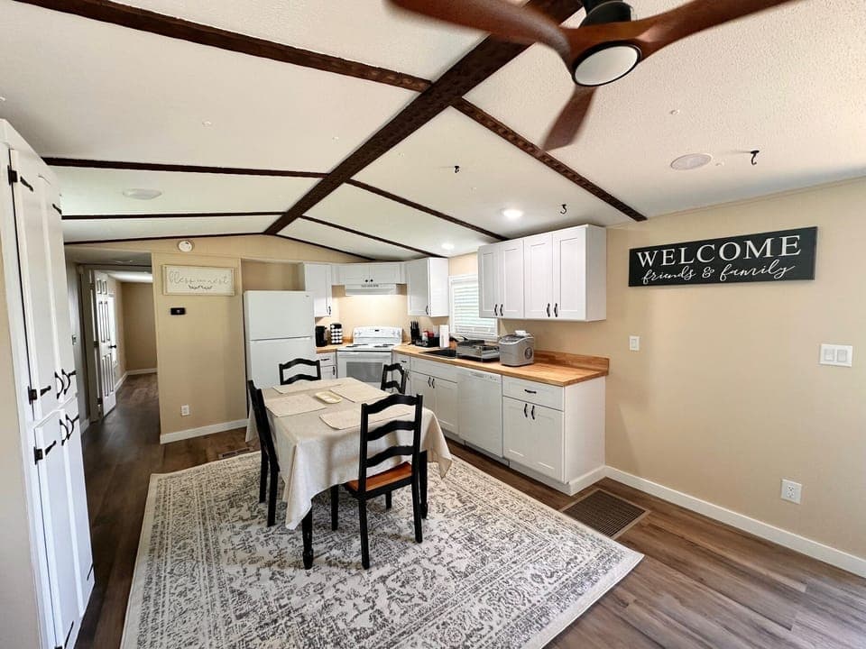 Kitchen/Dining Area