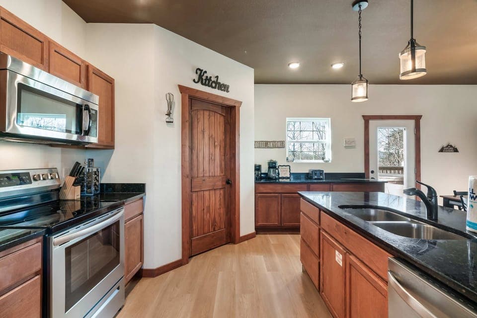 Discover culinary bliss in this stylish, well-equipped kitchen with stunning views!