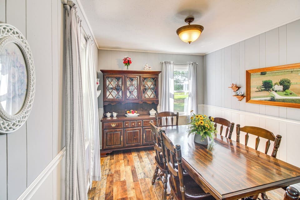 Dining Area | Dishes & Flatware Provided