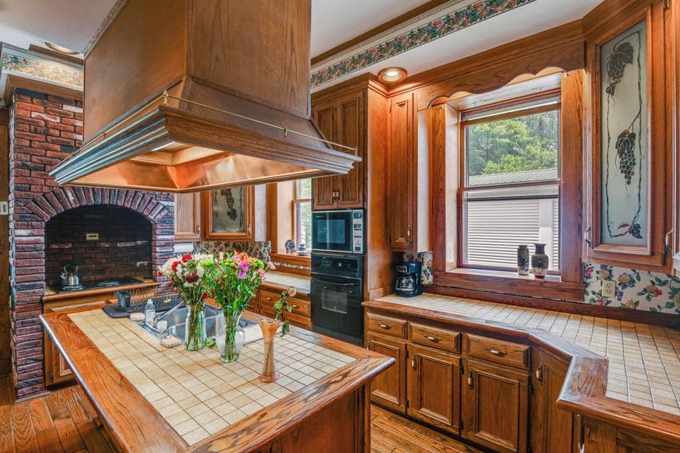 Lawrenceburg Vacation Rental | 1BR | 4.5BA | Stairs Required | 4,365 Sq Ft