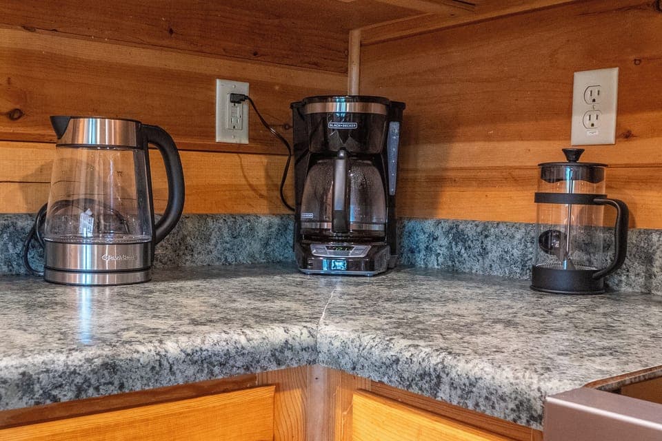 Your morning ritual just got better! Enjoy a fresh cup of tea or coffee with our drip coffee maker and French press.