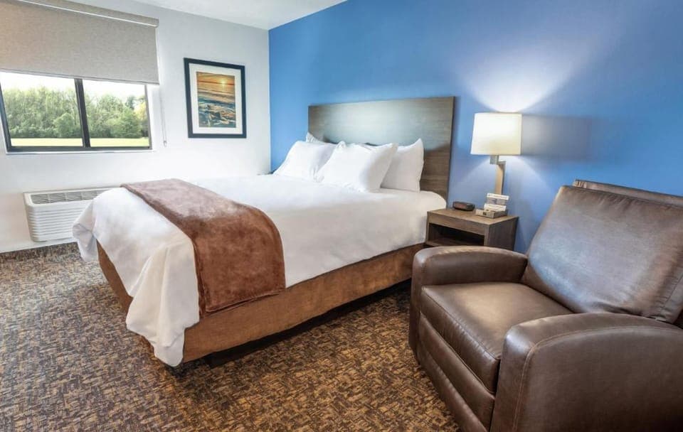 Unit with 1 Queen bed. Exact unit will be assigned upon arrival. Views, colors, and decor may vary.