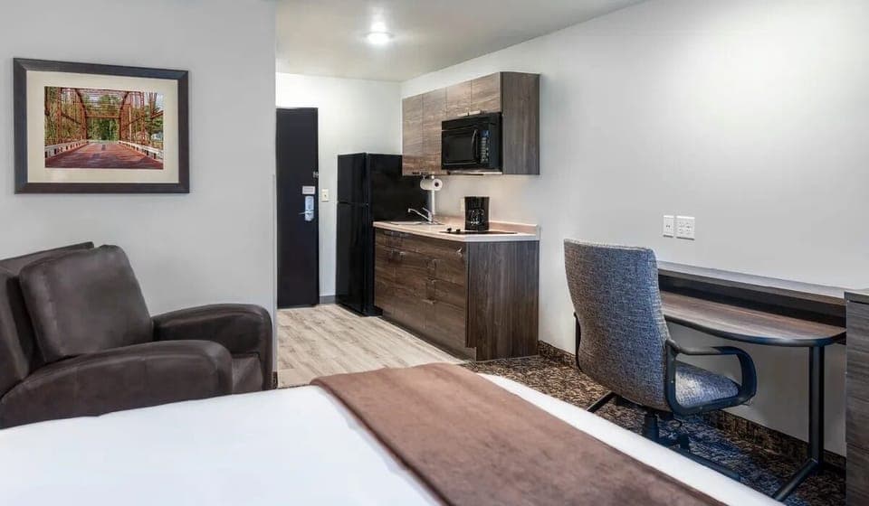 Unit with 1 Queen bed. Exact unit will be assigned upon arrival. Views, colors, and decor may vary.