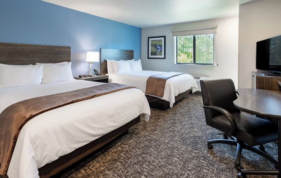 Unit with 2 Queen beds. Exact unit will be assigned upon arrival. Views, colors, and decor may vary.