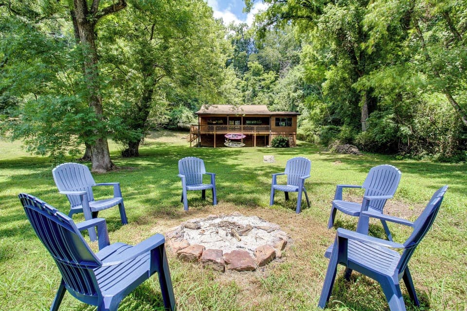 Whitwell Vacation Rental | 3BR | 1.5BA | 1,500 Sq Ft | 2 Steps to Enter