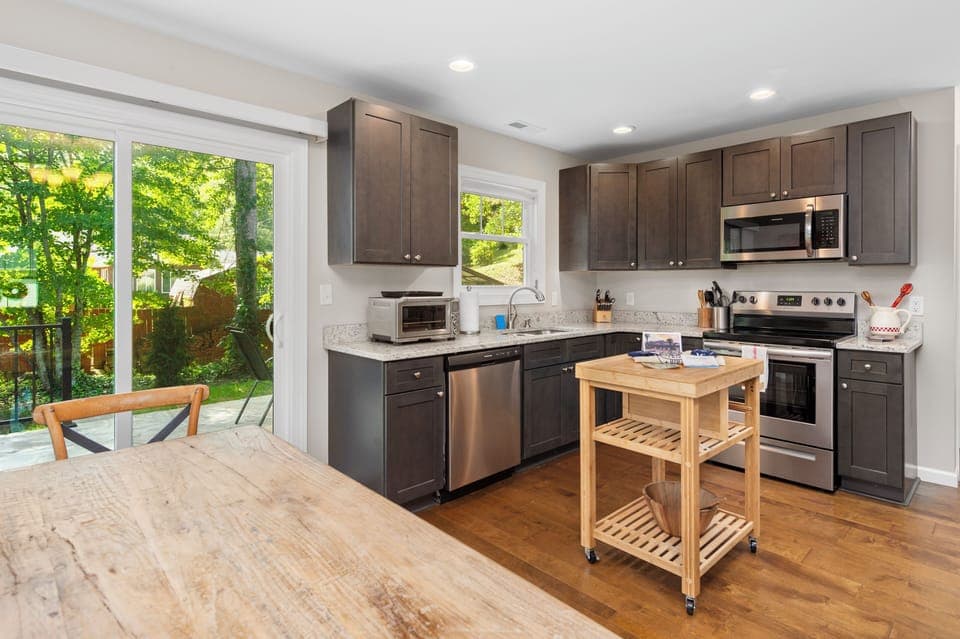 Fully-equipped kitchen. (Little Sycamore)