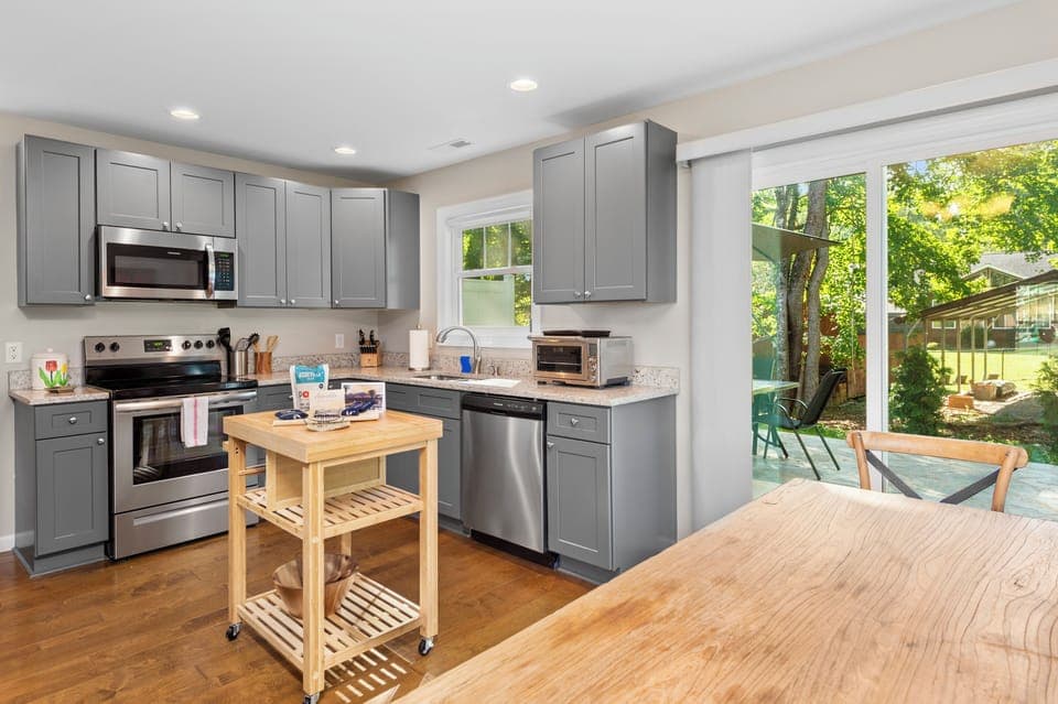 Fully-equipped kitchen. (Cherry Blossom)
