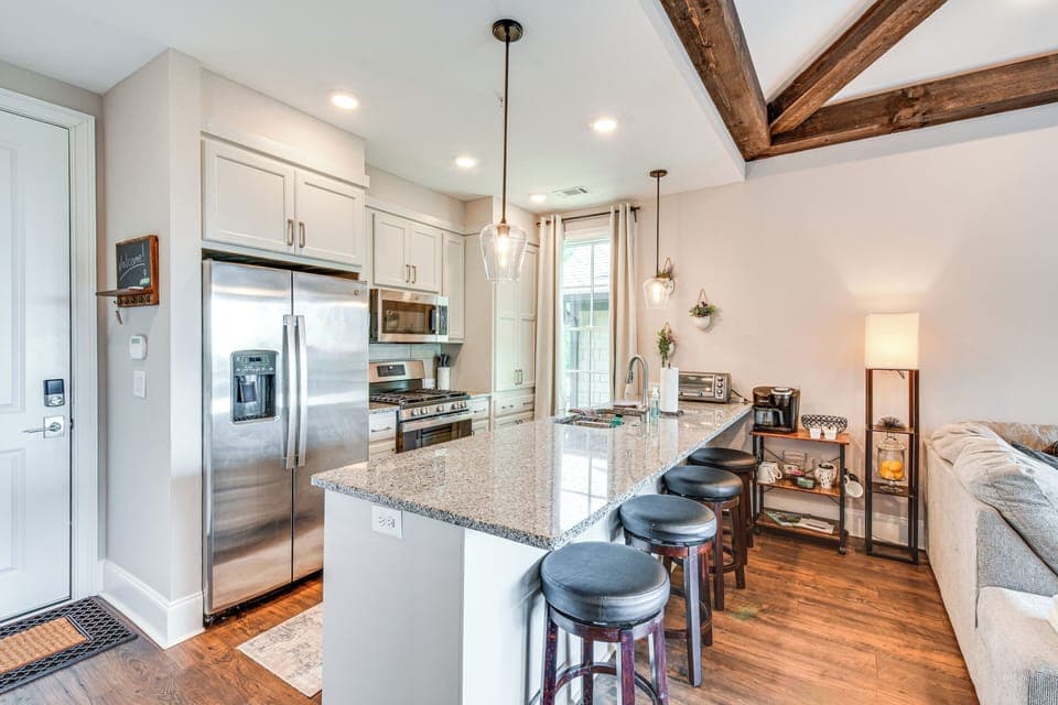 Kitchen | Dishwasher | Dishware/Flatware Provided