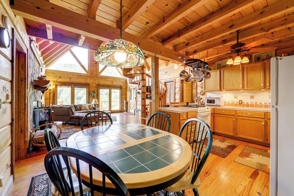 Dining Area | Dishware/Flatware Provided | 1st Floor