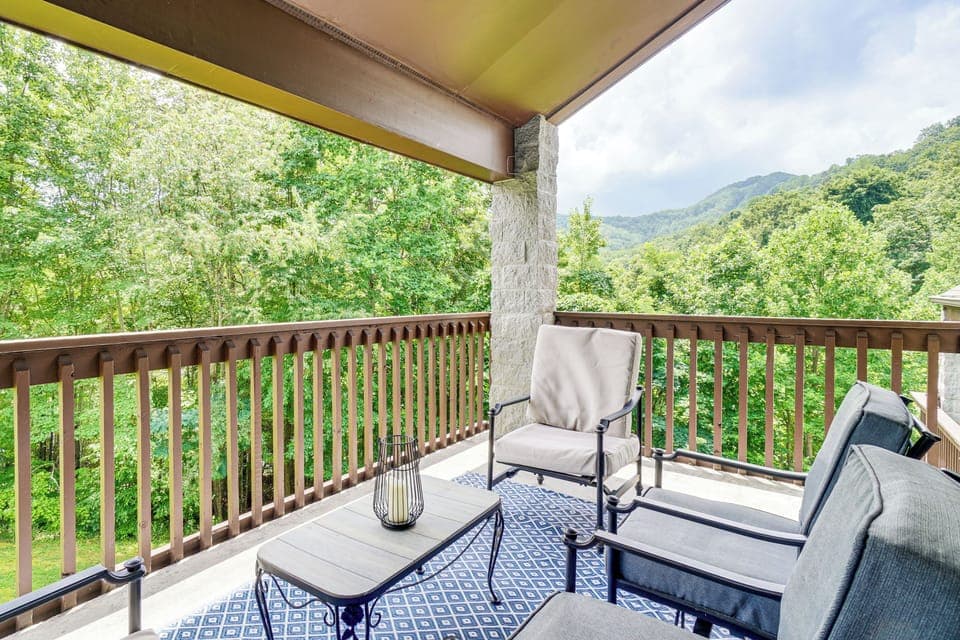 Gatlinburg Vacation Rental | 3BR | 3BA | 1,406 Sq Ft | Stairs to Enter