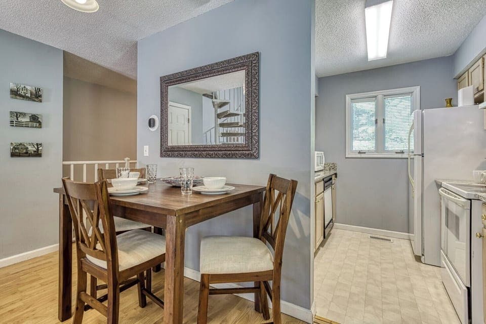 Vacation Rental in the Smoky Mountains "Feathers and Fur" - Dining area and kitchen