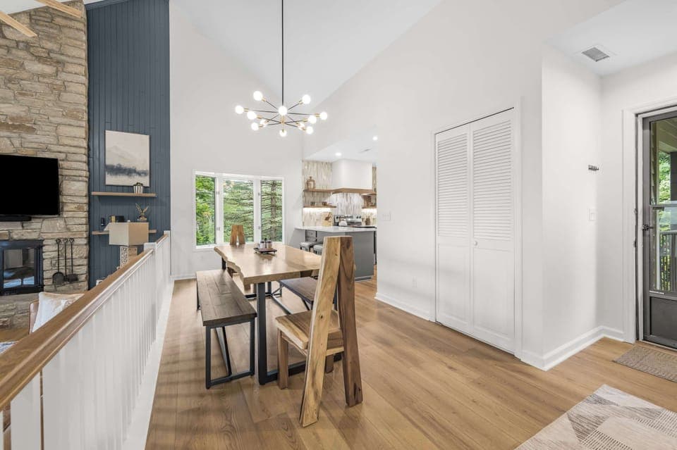The dining room table can easily accommodate the whole group for a gourmet meal.