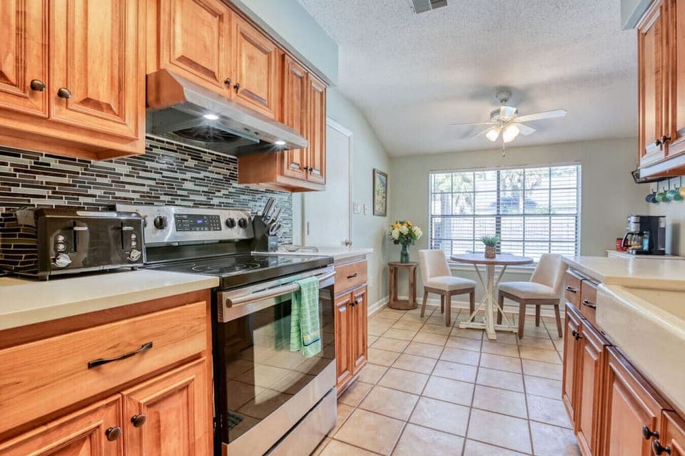 Fully Equipped Kitchen Cook with ease in this bright kitchen, fully stocked with essentials. From pancake breakfasts to evening feasts, this space is ready for any culinary adventure.