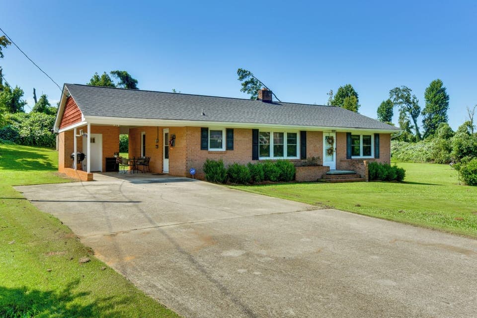 Seneca Vacation Rental | 3BR | 1.5BA | 1,400 Sq Ft | Step-Free Access