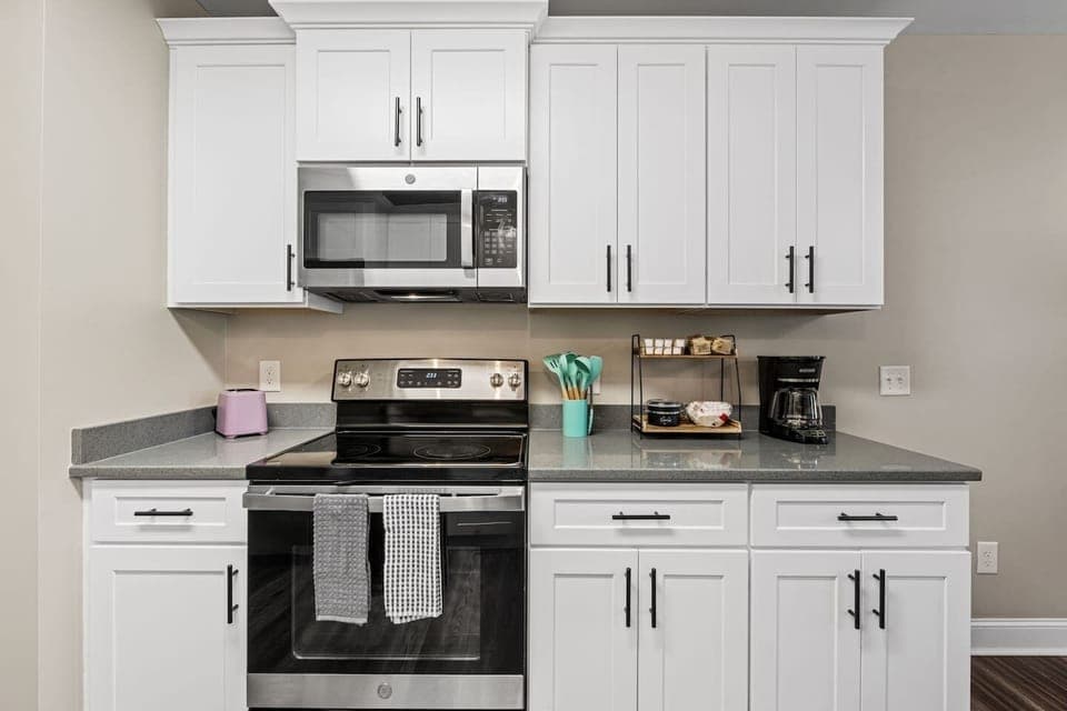 Right unit - Fully-stocked kitchen with coffee station