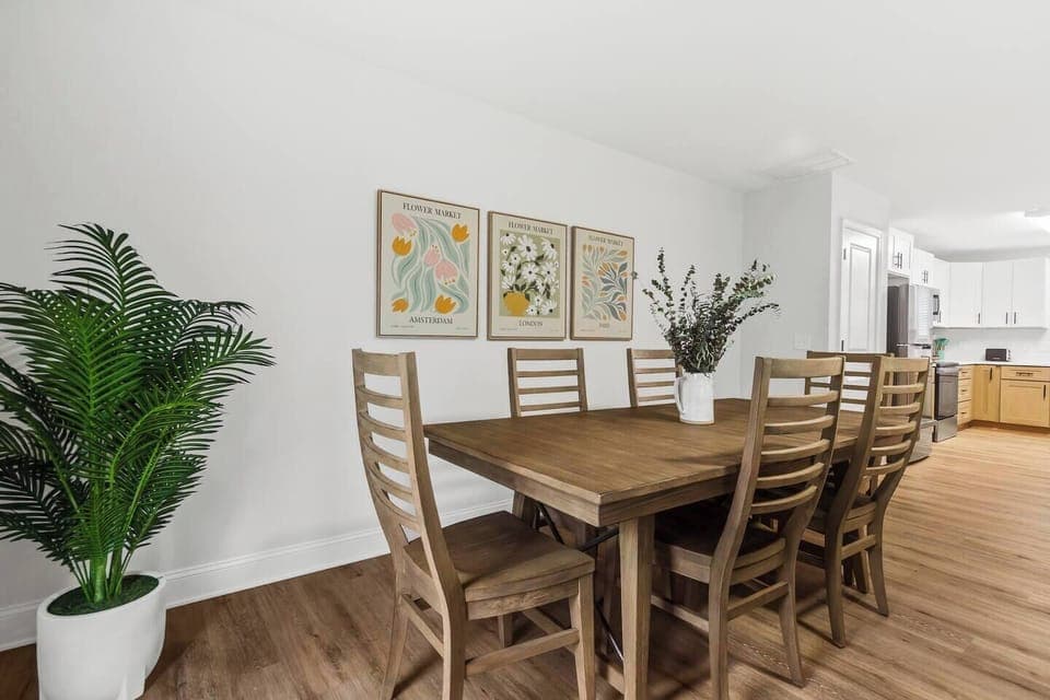 Dining area (seats 6)