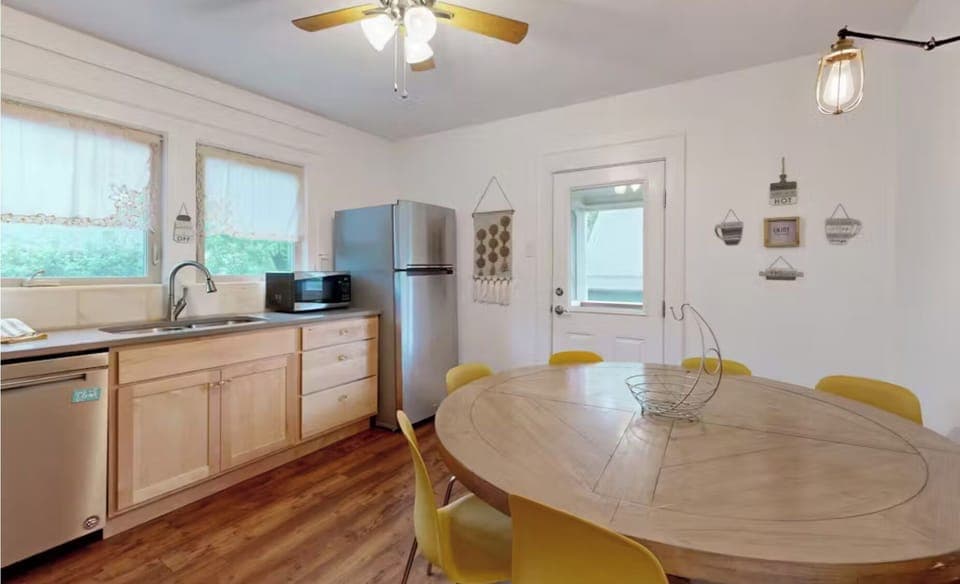 Eat-in Kitchen