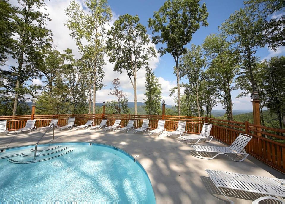 Guests have access to Brother's Cove outdoor swimming pool during the summer months, providing additional options for recreation and relaxation.