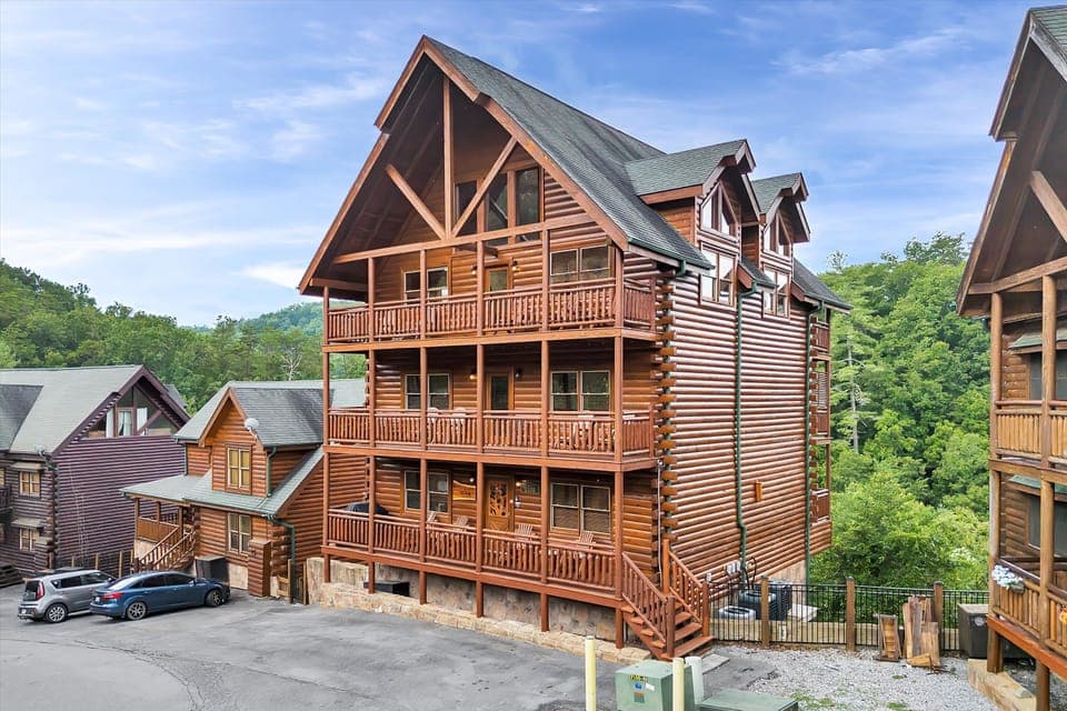 Spacious 4-level cabin, perfect for groups 🙌