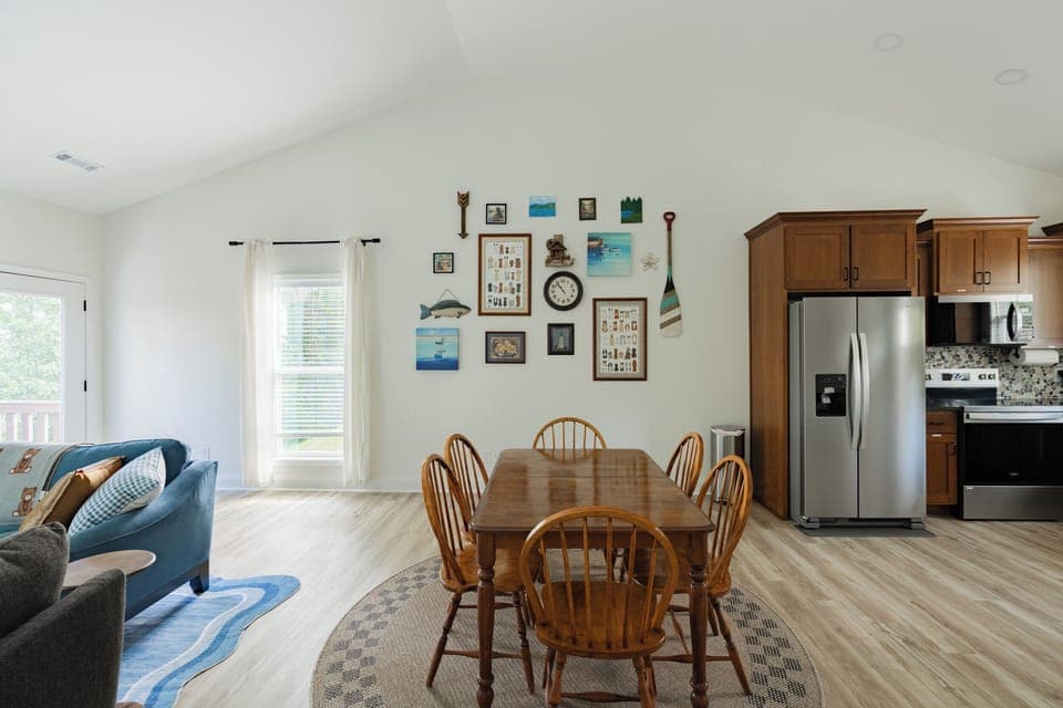 Dining area for 6