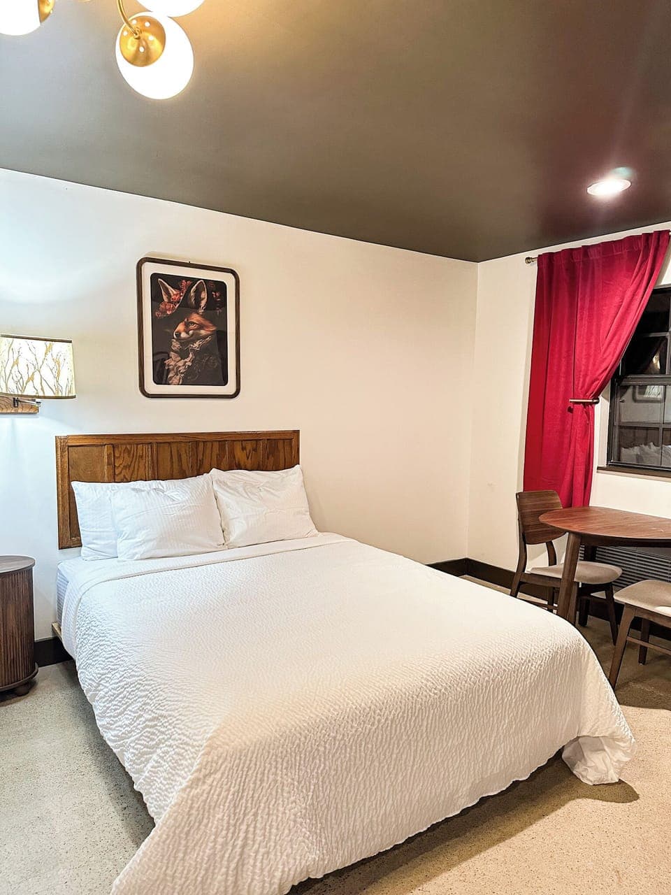 1 of 2 queen beds, sitting area for 2